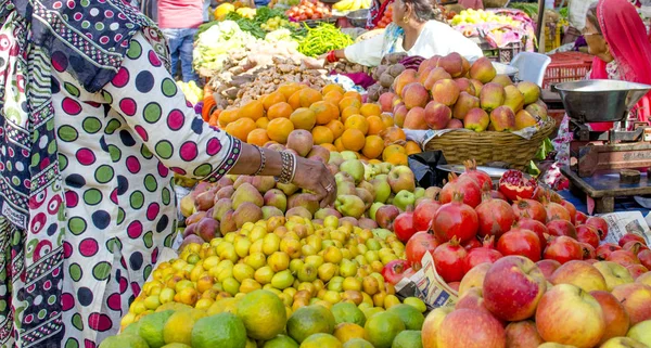 De tropische vruchten voedsel op een markt, het product — Stockfoto