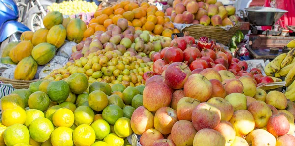 De tropische vruchten voedsel op een markt, het product — Stockfoto