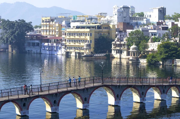 Hermoso paisaje de la ciudad en el agua en la India Udaipur — Foto de Stock