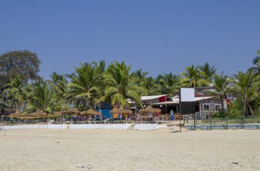 Beyaz kum ve tropik bitkiler ile denizde bir rekreasyon alanı manzara