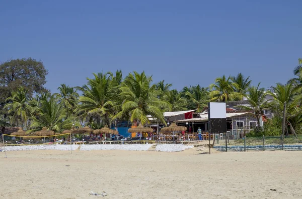 Liggande ett rekreationsområde vid havet med vit sand och tropiska växter — Stockfoto