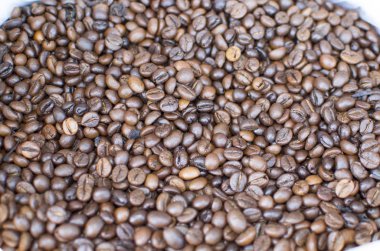 Bir saçılma bir Pazar sayaçta tarafından kızarmış Hint siyah kahve çekirdekleri