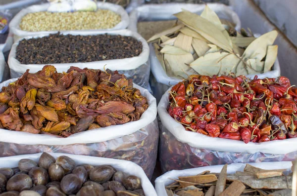As especiarias indianas em um balcão de mercado — Fotografia de Stock