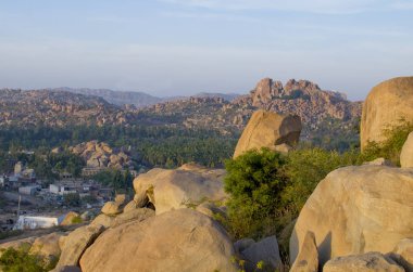 Mimarlık Antik şehir, Hampi Hindistan'da bir günbatımı üzerinde