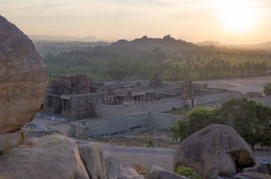 Mimarlık Antik şehir, Hampi Hindistan'da bir günbatımı üzerinde