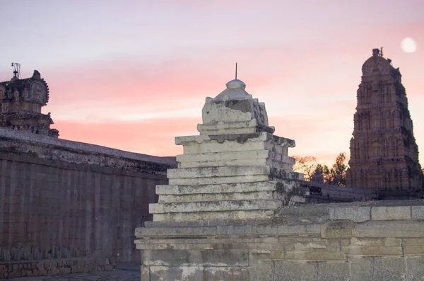 Arquitectura antigua la ciudad de Hampi en la India en una puesta de sol — Foto de Stock