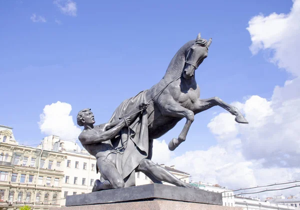 Atlar üzerinde Anichkov Bridge St Petersburg Rusya şehir tamer heykeli