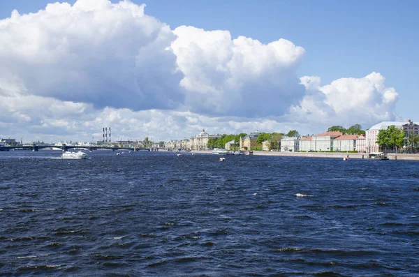 Dvortsovaya Dijk St. Petersburg in Rusland — Stockfoto