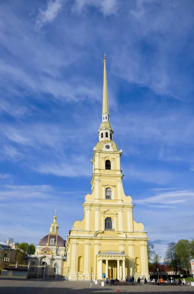 Lugar de interés de la ciudad de San Petersburgo Catedral de la Fortaleza de los Apóstoles Piotr y Pavel — Foto de Stock