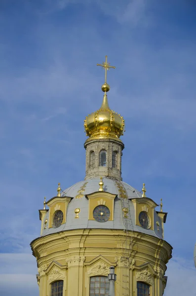 Lugar de interés de la ciudad de San Petersburgo Catedral de la Fortaleza de los Apóstoles Piotr y Pavel — Foto de Stock