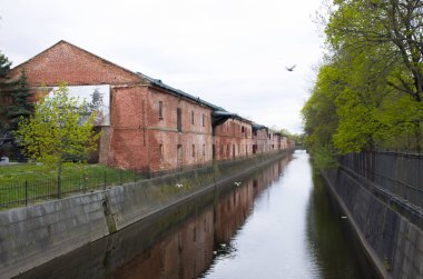 Obvodny kanal kırmızı tuğla Admiralty Ambarlar Kronddshtat Rusya'nın eski unplastered binalar korunuyorsunuz