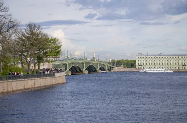 Bela paisagem cidade de Petersburgo e costa Rio Neva — Fotografia de Stock
