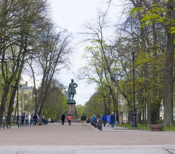 Monumento a Pedro I y Petrovsky el parque en Kronstadt Rusia — Foto de Stock