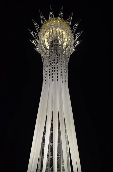 Wieża Kazachstanie Bayterek Nowoczesna Konstrukcja Nocy — Zdjęcie stockowe
