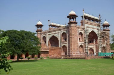 Taj Mahal'ı Hindistan AGRA Türbesi yakınında cami