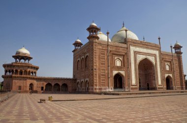 Taj Mahal'ı Hindistan AGRA Türbesi yakınında cami