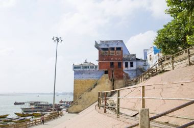 Gkhata Varanasi şehir Hindistan'da Ganj Nehri üzerinde