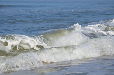Hindistan 'da dalgalı mavi deniz