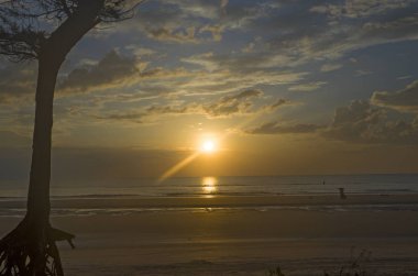 Deniz manzarasında gün batımı Tropik Asya 'da