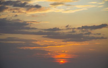 Gün batımında bulutların içindeki güzel gökyüzü