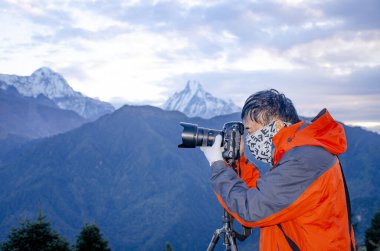 Himalayalar dağı ve gündoğumu Nepal turistleri ve fotoğrafçılık
