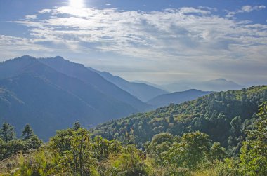 Orman ve manzara Himalayalar Nepal 'de güzel dağlar mavi gökyüzünün ortasında