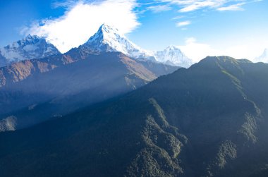 Himalayalar 'ın manzarası Nepal' de güzel dağlar mavi gökyüzünün ortasında