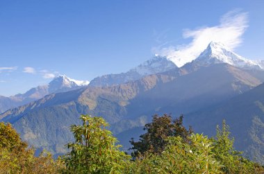 Orman ve manzara Himalayalar Nepal 'de güzel dağlar mavi gökyüzünün ortasında