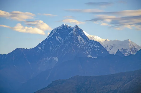 尼泊尔美丽的高山 蓝天映衬下的喜马拉雅山 — 图库照片