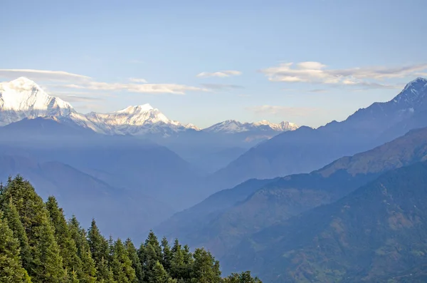 Selva Paisaje Himalaya Nepal Hermosas Montañas Medio Del Cielo Azul — Foto de Stock