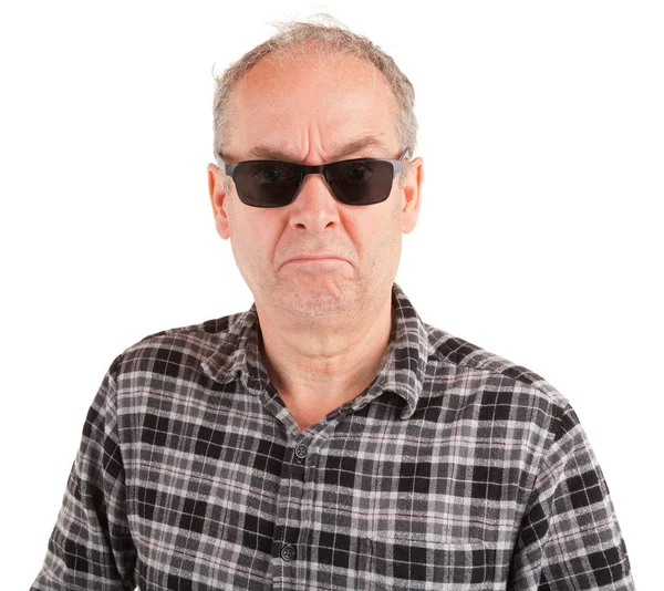 Chico descontento usando gafas de sol — Foto de Stock