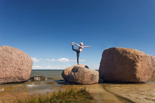 Unga kaukasiska fitness kvinna utövar yoga — Stockfoto