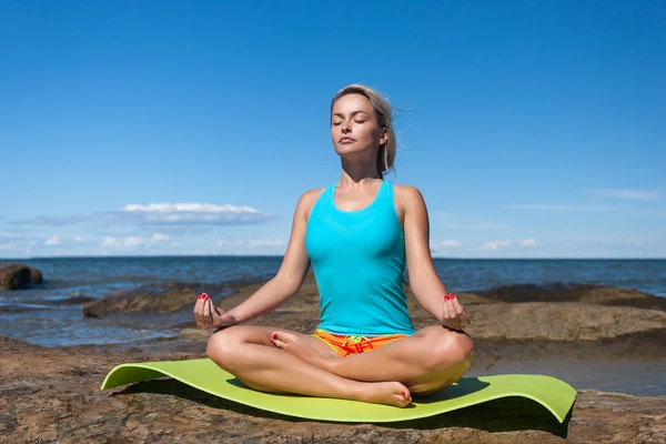 Unga kaukasiska fitness kvinna utövar yoga — Stockfoto