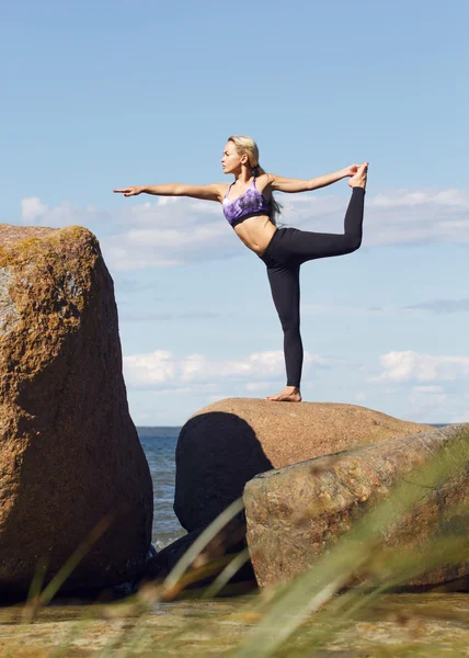 Jonge Kaukasische fitness vrouw beoefenen van yoga — Stockfoto