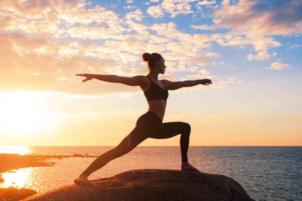 Kaukasische Fitness-Frau praktiziert Yoga — Stockfoto