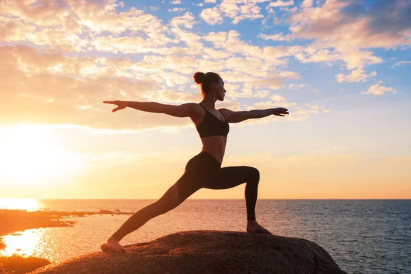 Kaukasiska fitness kvinna praktisera yoga — Stockfoto