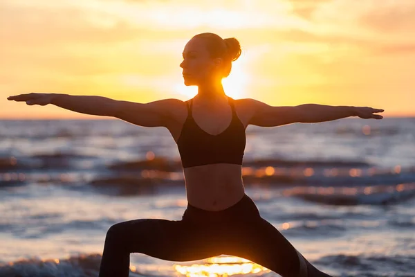 Kaukasiska fitness kvinna praktisera yoga — Stockfoto