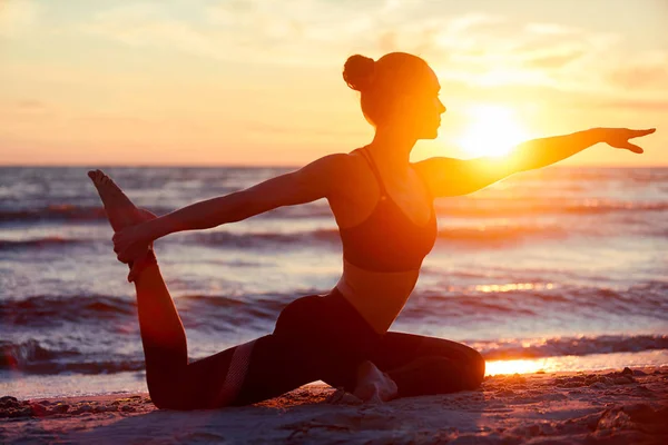 Femme de fitness caucasienne pratiquant le yoga — Photo