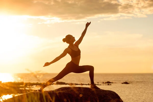 Femme de fitness caucasienne pratiquant le yoga — Photo