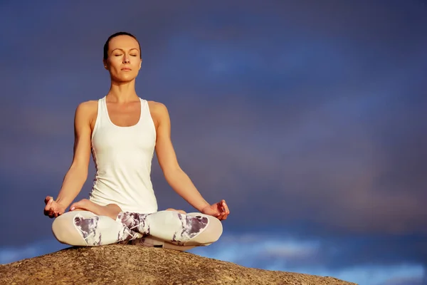 Жінка йога, що медитує на відкритому повітрі — стокове фото