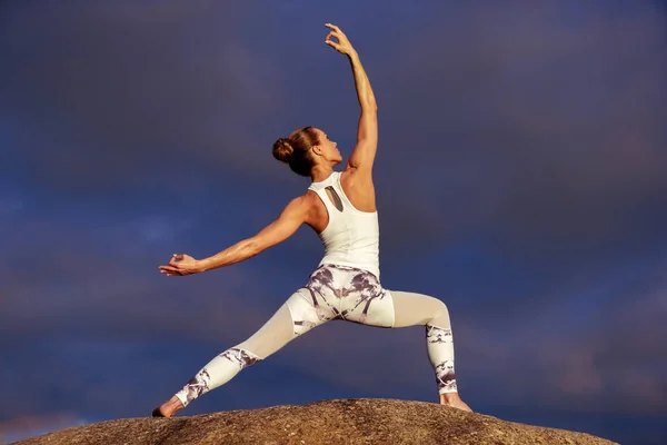 Kaukázusi fitness nő gyakorló jóga — Stock Fotó