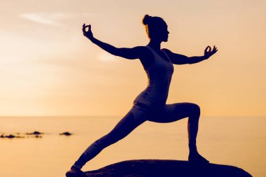 Beyaz fitness kadın pratik yoga