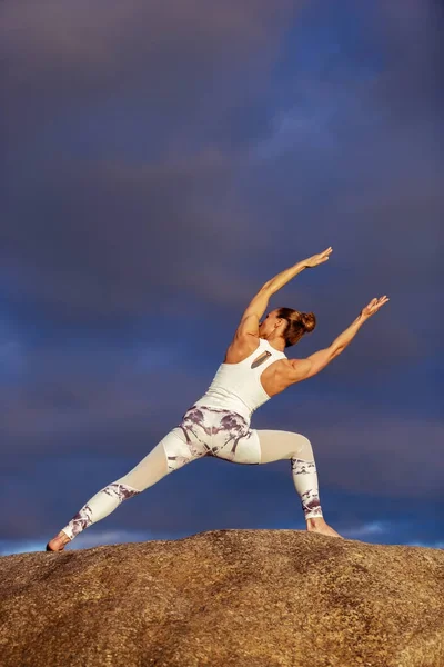 Mujer de fitness caucásica practicando yoga — Foto de Stock