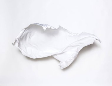 Beyaz arka plan üzerinde soyut beyaz kumaş