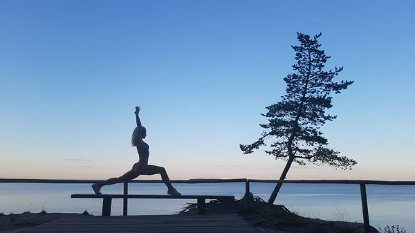 Fit kaukasische Frau praktiziert Yoga draußen — Stockfoto
