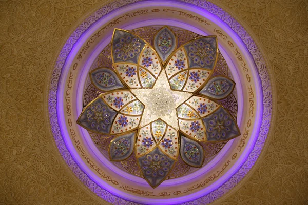 Экзотическая арабская люстра — стоковое фото