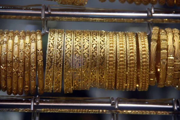 Kostbare gouden armbanden — Stockfoto