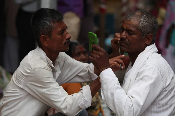 Индийский уличный парикмахер — стоковое фото