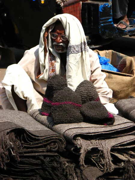 Продавец шерстяных колпачков и одеял — стоковое фото