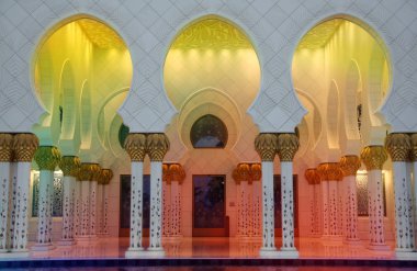 Renkli Camii koridorları